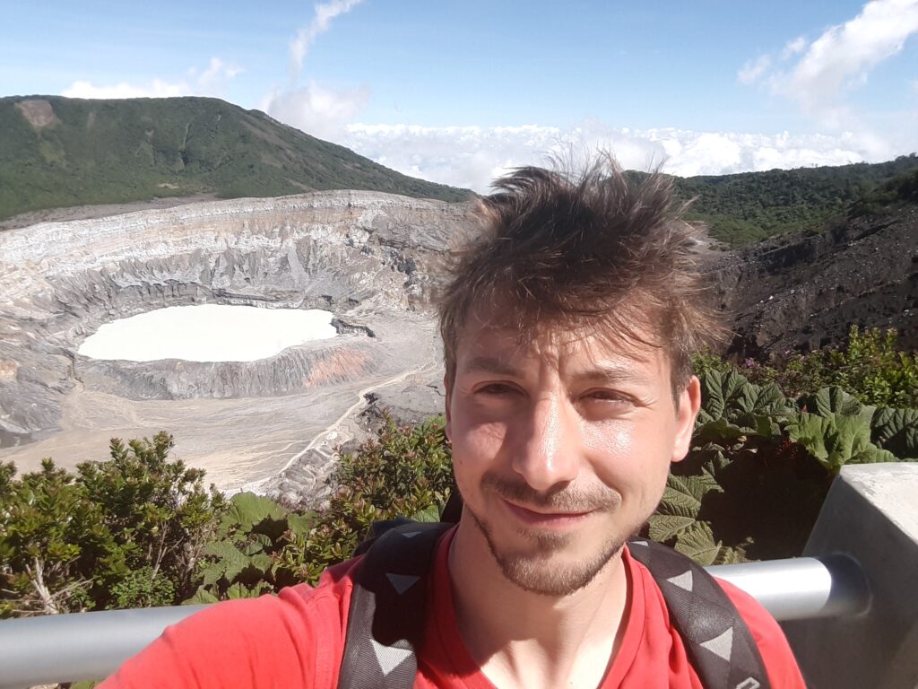 Selfie con alle spalle il vulcano Poás